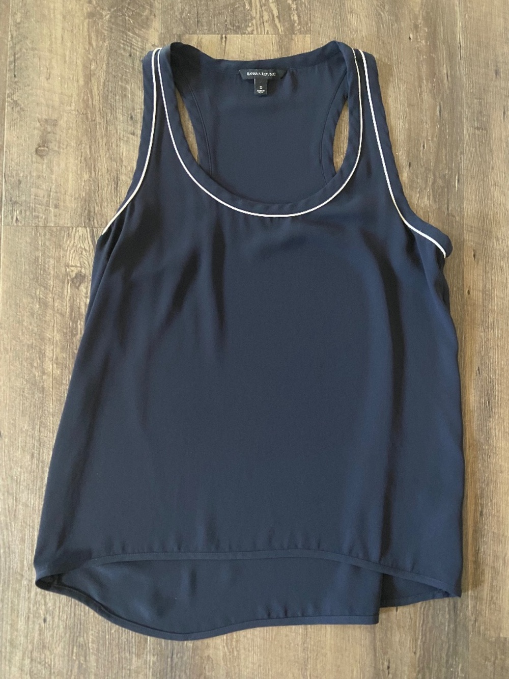 Banana Republic Dark Blue and White Sleeveless Blouse - Size S